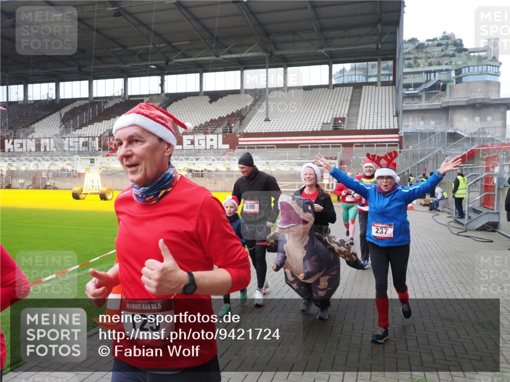 07.12.2025 - St. Pauli X-Mass-Run No. 15 Fabian Wolf http://msf.ph/oto/9421724 07.12.2025 11:47:39 Ziel 107, 121, 125, 131, 237, 245, 254, 930, 1540, 3416, 3419, 3430, 3594, 3596, 3655, 3664, 3754, 3770 meine-sportfotos.de
