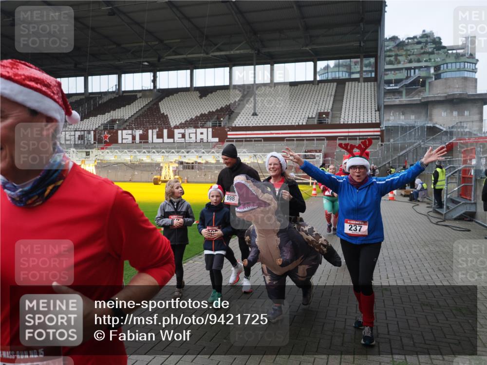 07.12.2025 - St. Pauli X-Mass-Run No. 15 Fabian Wolf http://msf.ph/oto/9421725 07.12.2025 11:47:39 Ziel 107, 121, 125, 131, 237, 245, 254, 930, 1540, 3416, 3419, 3430, 3594, 3596, 3655, 3664, 3754, 3770 meine-sportfotos.de