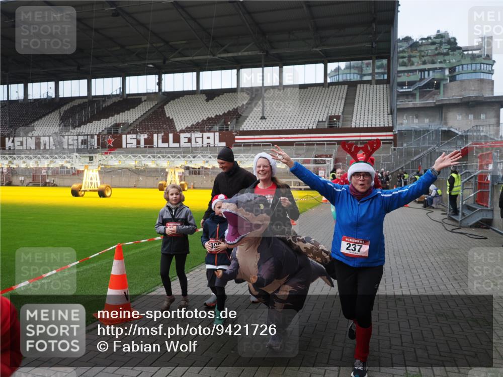 07.12.2025 - St. Pauli X-Mass-Run No. 15 Fabian Wolf http://msf.ph/oto/9421726 07.12.2025 11:47:39 Ziel 107, 121, 125, 131, 237, 245, 254, 930, 1540, 3416, 3419, 3430, 3594, 3596, 3655, 3664, 3754, 3770 meine-sportfotos.de