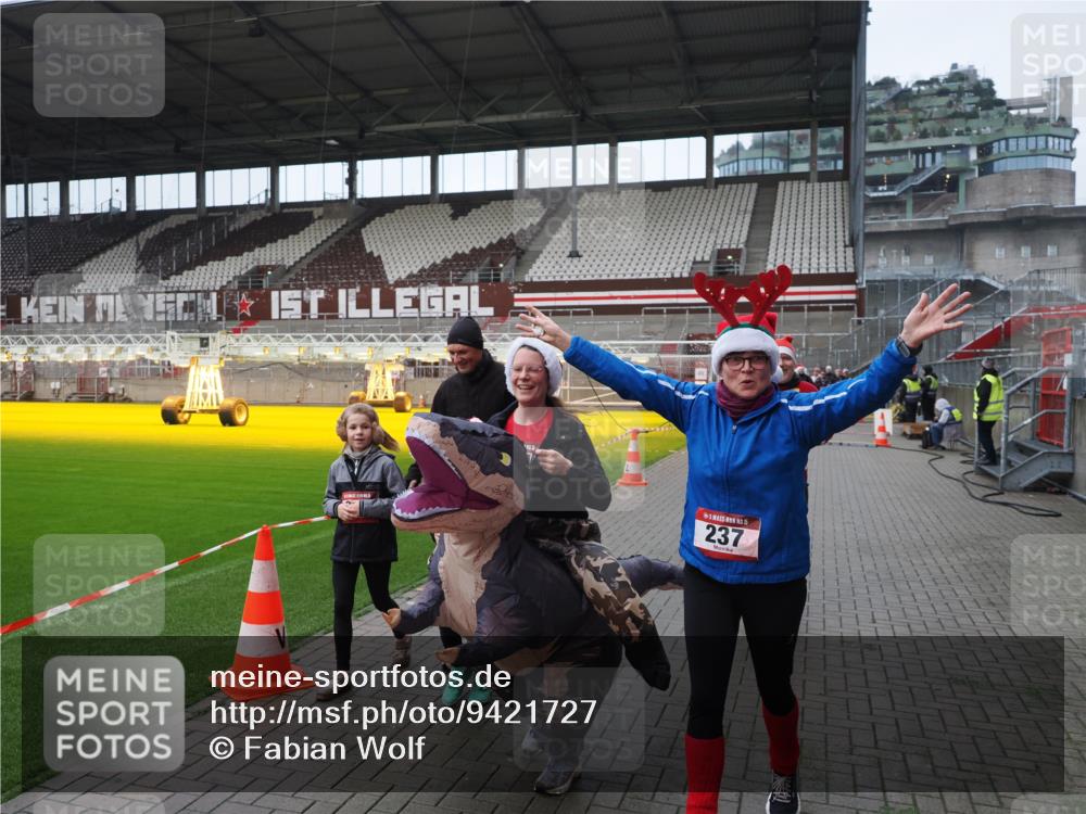 07.12.2025 - St. Pauli X-Mass-Run No. 15 Fabian Wolf http://msf.ph/oto/9421727 07.12.2025 11:47:40 Ziel 107, 121, 125, 131, 237, 245, 254, 930, 1540, 1951, 3416, 3419, 3430, 3655, 3664, 3754, 3770 meine-sportfotos.de