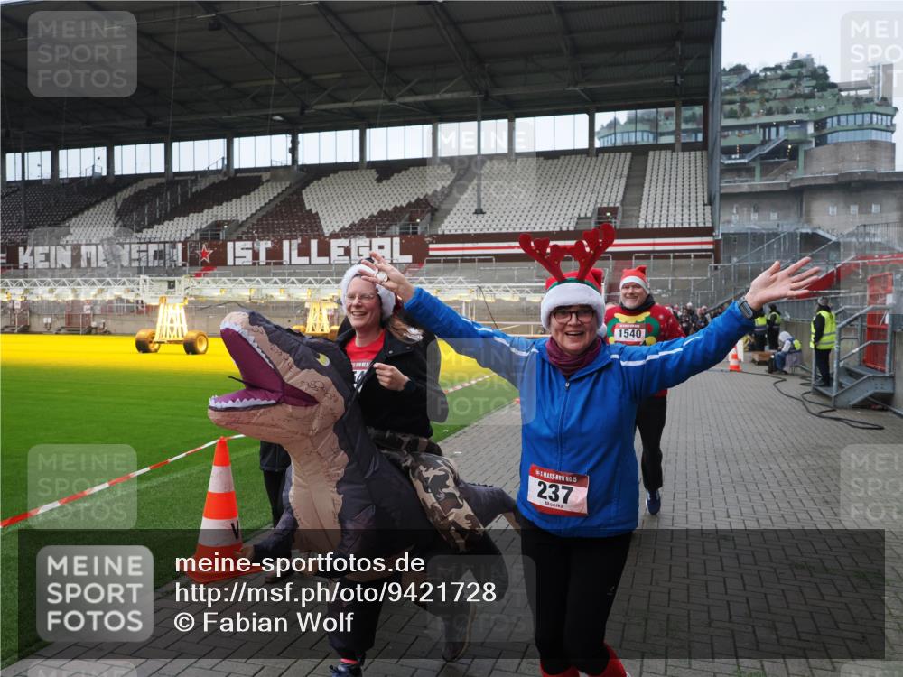 07.12.2025 - St. Pauli X-Mass-Run No. 15 Fabian Wolf http://msf.ph/oto/9421728 07.12.2025 11:47:40 Ziel 107, 121, 125, 131, 237, 245, 254, 930, 1540, 1951, 3416, 3419, 3430, 3655, 3664, 3754, 3770 meine-sportfotos.de