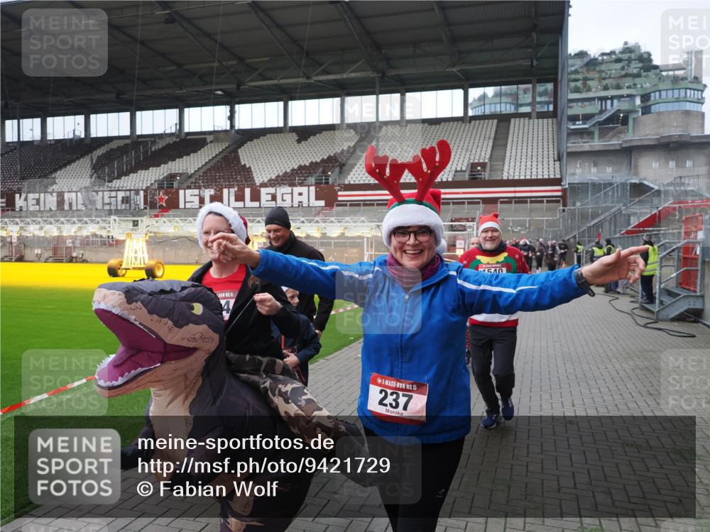 07.12.2025 - St. Pauli X-Mass-Run No. 15 Fabian Wolf http://msf.ph/oto/9421729 07.12.2025 11:47:40 Ziel 107, 121, 125, 131, 237, 245, 254, 930, 1540, 1951, 3416, 3419, 3430, 3655, 3664, 3754, 3770 meine-sportfotos.de