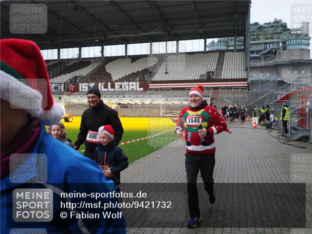 07.12.2025 - St. Pauli X-Mass-Run No. 15 Fabian Wolf http://msf.ph/oto/9421732 07.12.2025 11:47:41 Ziel 107, 121, 125, 131, 237, 245, 254, 930, 1032, 1540, 1622, 1951, 3655, 3664, 3754, 3770 meine-sportfotos.de