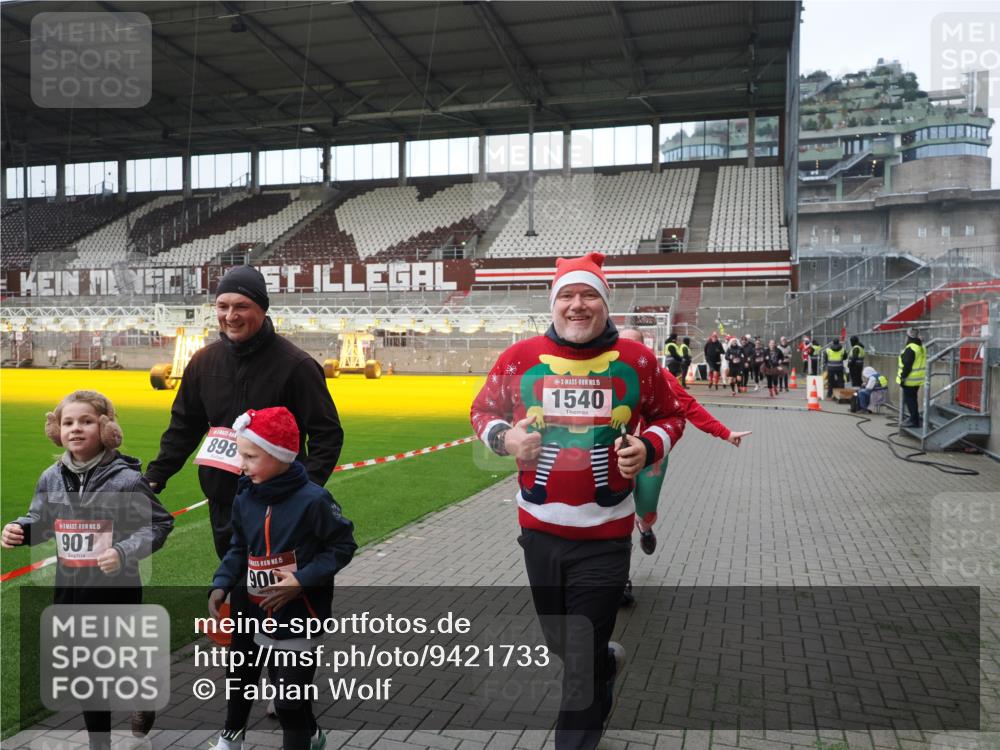 07.12.2025 - St. Pauli X-Mass-Run No. 15 Fabian Wolf http://msf.ph/oto/9421733 07.12.2025 11:47:41 Ziel 107, 121, 125, 131, 237, 245, 254, 930, 1032, 1540, 1622, 1951, 3655, 3664, 3754, 3770 meine-sportfotos.de