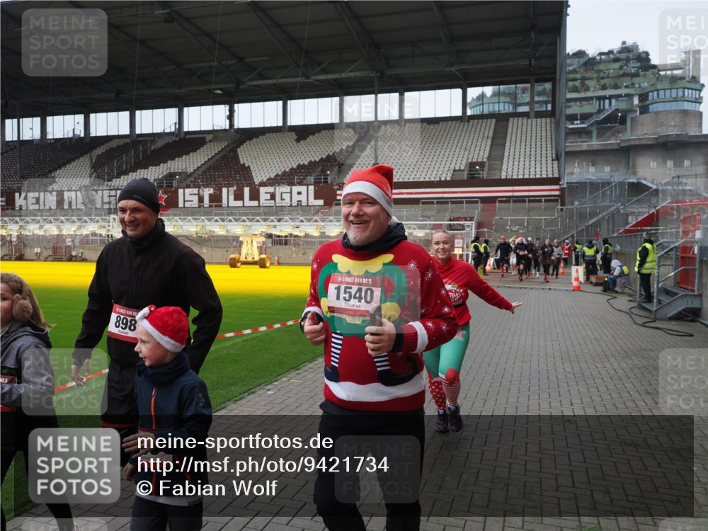 07.12.2025 - St. Pauli X-Mass-Run No. 15 Fabian Wolf http://msf.ph/oto/9421734 07.12.2025 11:47:41 Ziel 107, 121, 125, 131, 237, 245, 254, 930, 1032, 1540, 1622, 1951, 3655, 3664, 3754, 3770 meine-sportfotos.de