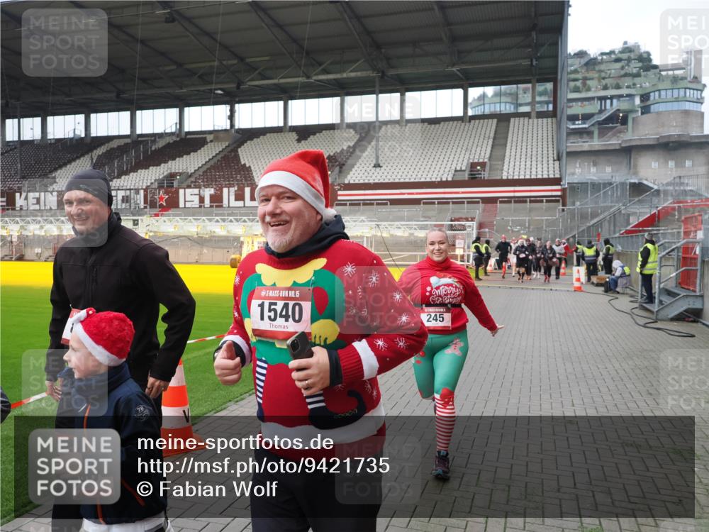 07.12.2025 - St. Pauli X-Mass-Run No. 15 Fabian Wolf http://msf.ph/oto/9421735 07.12.2025 11:47:41 Ziel 107, 121, 125, 131, 237, 245, 254, 930, 1032, 1540, 1622, 1951, 3655, 3664, 3754, 3770 meine-sportfotos.de