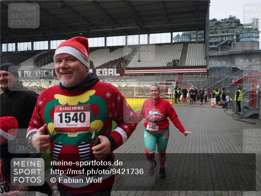 07.12.2025 - St. Pauli X-Mass-Run No. 15 Fabian Wolf http://msf.ph/oto/9421736 07.12.2025 11:47:41 Ziel 107, 121, 125, 131, 237, 245, 254, 930, 1032, 1540, 1622, 1951, 3655, 3664, 3754, 3770 meine-sportfotos.de