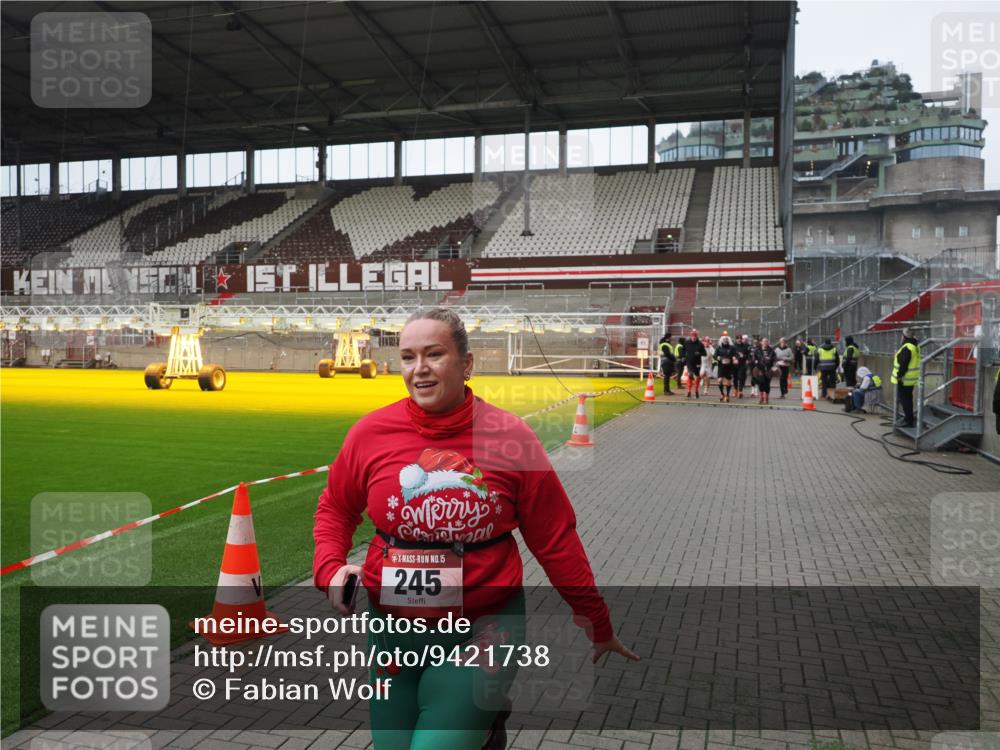 07.12.2025 - St. Pauli X-Mass-Run No. 15 Fabian Wolf http://msf.ph/oto/9421738 07.12.2025 11:47:42 Ziel 107, 121, 125, 131, 237, 245, 254, 1032, 1534, 1539, 1540, 1622, 1951, 3225, 3655, 3664, 3754, 3770 meine-sportfotos.de