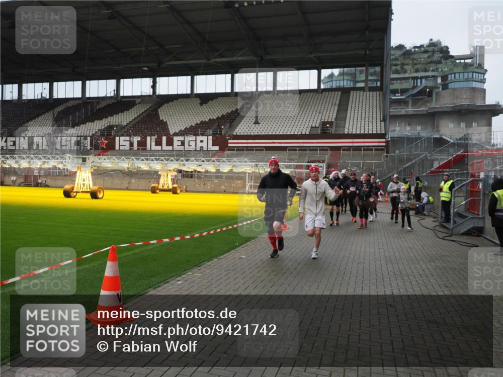 07.12.2025 - St. Pauli X-Mass-Run No. 15 Fabian Wolf http://msf.ph/oto/9421742 07.12.2025 11:47:46 Ziel 107, 121, 125, 131, 237, 245, 254, 1032, 1534, 1539, 1540, 1622, 1951, 2451, 2452, 2475, 3225, 3227, 3655, 3664, 3754, 3770 meine-sportfotos.de