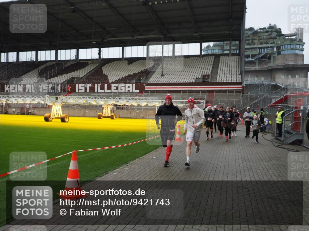07.12.2025 - St. Pauli X-Mass-Run No. 15 Fabian Wolf http://msf.ph/oto/9421743 07.12.2025 11:47:46 Ziel 107, 121, 125, 131, 237, 245, 254, 1032, 1534, 1539, 1540, 1622, 1951, 2451, 2452, 2475, 3225, 3227, 3655, 3664, 3754, 3770 meine-sportfotos.de