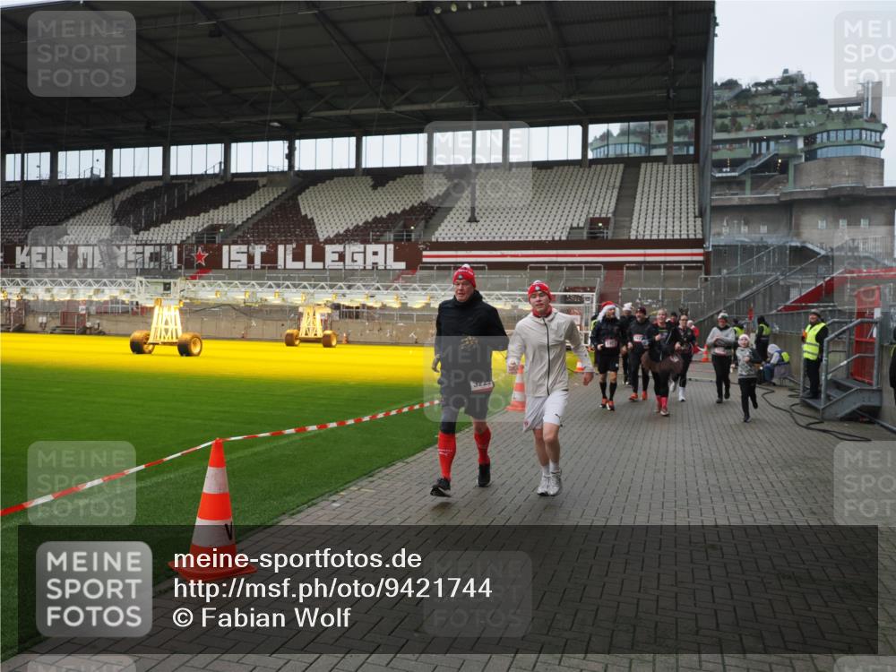 07.12.2025 - St. Pauli X-Mass-Run No. 15 Fabian Wolf http://msf.ph/oto/9421744 07.12.2025 11:47:46 Ziel 107, 121, 125, 131, 237, 245, 254, 1032, 1534, 1539, 1540, 1622, 1951, 2451, 2452, 2475, 3225, 3227, 3655, 3664, 3754, 3770 meine-sportfotos.de