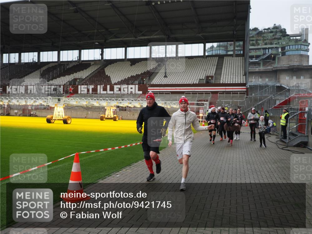 07.12.2025 - St. Pauli X-Mass-Run No. 15 Fabian Wolf http://msf.ph/oto/9421745 07.12.2025 11:47:47 Ziel 107, 121, 125, 131, 237, 245, 254, 1032, 1534, 1539, 1540, 1622, 1951, 2381, 2384, 2451, 2452, 2475, 3225, 3227, 3655, 3664 meine-sportfotos.de