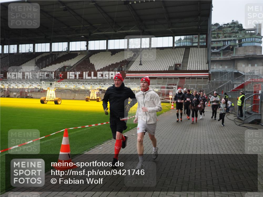 07.12.2025 - St. Pauli X-Mass-Run No. 15 Fabian Wolf http://msf.ph/oto/9421746 07.12.2025 11:47:47 Ziel 107, 121, 125, 131, 237, 245, 254, 1032, 1534, 1539, 1540, 1622, 1951, 2381, 2384, 2451, 2452, 2475, 3225, 3227, 3655, 3664 meine-sportfotos.de