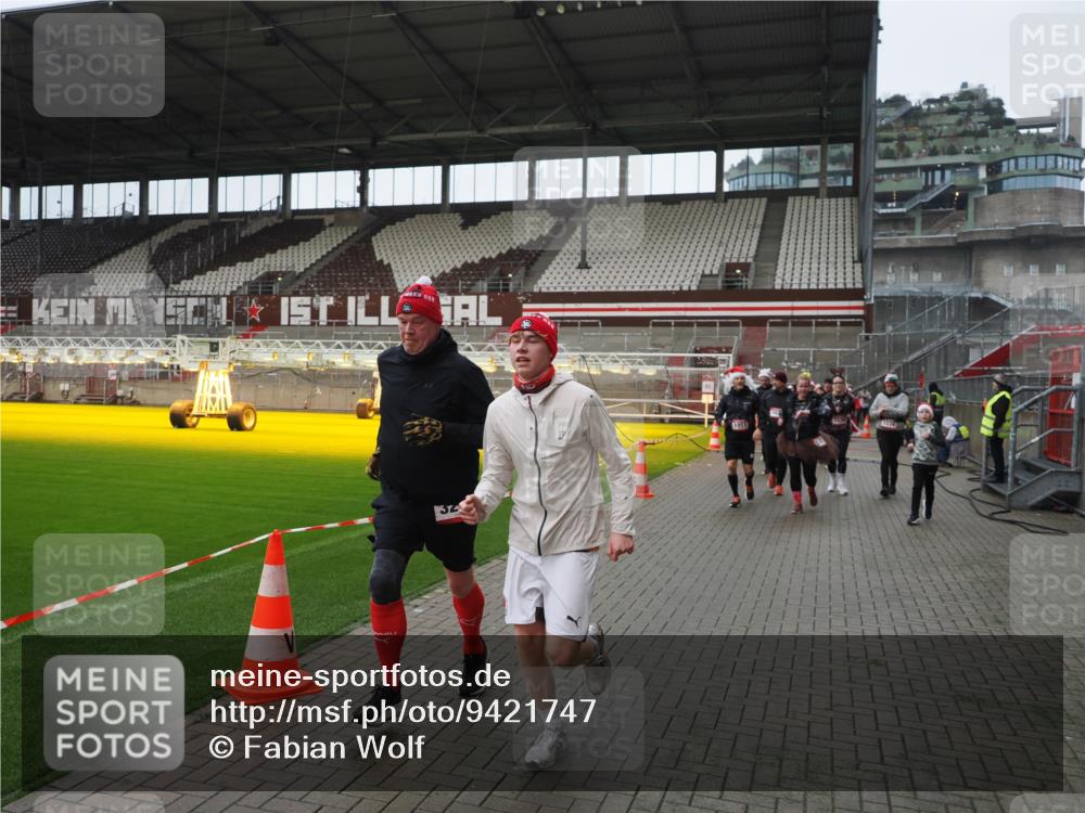 07.12.2025 - St. Pauli X-Mass-Run No. 15 Fabian Wolf http://msf.ph/oto/9421747 07.12.2025 11:47:47 Ziel 107, 121, 125, 131, 237, 245, 254, 1032, 1534, 1539, 1540, 1622, 1951, 2381, 2384, 2451, 2452, 2475, 3225, 3227, 3655, 3664 meine-sportfotos.de