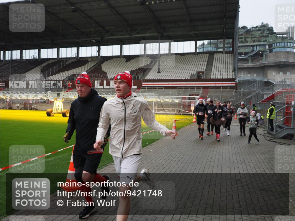 07.12.2025 - St. Pauli X-Mass-Run No. 15 Fabian Wolf http://msf.ph/oto/9421748 07.12.2025 11:47:47 Ziel 107, 121, 125, 131, 237, 245, 254, 1032, 1534, 1539, 1540, 1622, 1951, 2381, 2384, 2451, 2452, 2475, 3225, 3227, 3655, 3664 meine-sportfotos.de