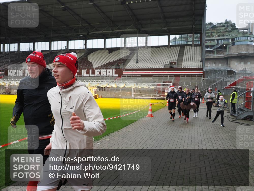 07.12.2025 - St. Pauli X-Mass-Run No. 15 Fabian Wolf http://msf.ph/oto/9421749 07.12.2025 11:47:47 Ziel 107, 121, 125, 131, 237, 245, 254, 1032, 1534, 1539, 1540, 1622, 1951, 2381, 2384, 2451, 2452, 2475, 3225, 3227, 3655, 3664 meine-sportfotos.de