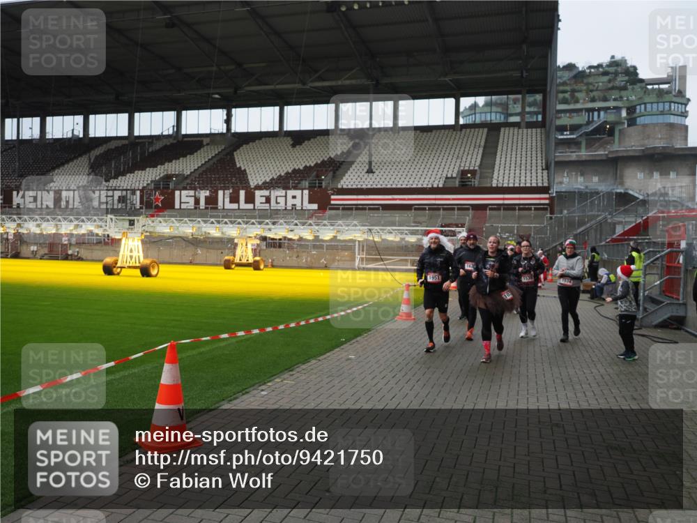 07.12.2025 - St. Pauli X-Mass-Run No. 15 Fabian Wolf http://msf.ph/oto/9421750 07.12.2025 11:47:48 Ziel 107, 121, 125, 131, 237, 245, 254, 1032, 1534, 1539, 1540, 1622, 1951, 2381, 2384, 2451, 2452, 2475, 2516, 3225, 3227, 4425, 4427 meine-sportfotos.de