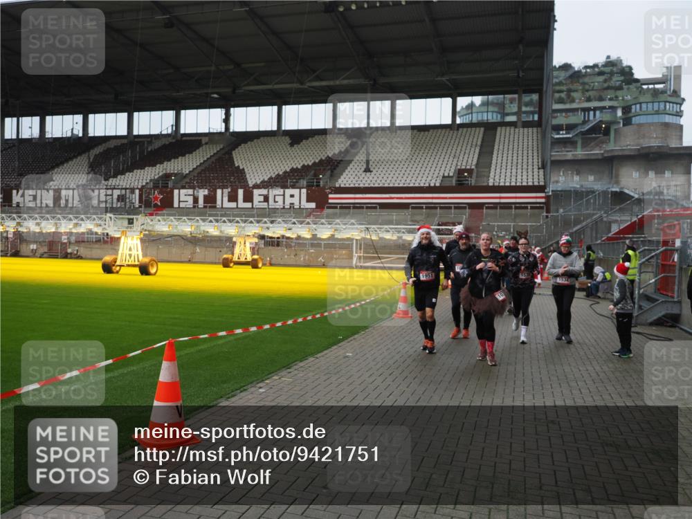 07.12.2025 - St. Pauli X-Mass-Run No. 15 Fabian Wolf http://msf.ph/oto/9421751 07.12.2025 11:47:49 Ziel 121, 237, 245, 254, 1032, 1534, 1539, 1540, 1622, 1951, 2381, 2384, 2451, 2452, 2475, 2516, 3225, 3227, 4425, 4427 meine-sportfotos.de
