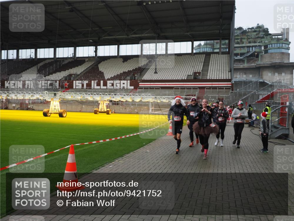 07.12.2025 - St. Pauli X-Mass-Run No. 15 Fabian Wolf http://msf.ph/oto/9421752 07.12.2025 11:47:49 Ziel 121, 237, 245, 254, 1032, 1534, 1539, 1540, 1622, 1951, 2381, 2384, 2451, 2452, 2475, 2516, 3225, 3227, 4425, 4427 meine-sportfotos.de
