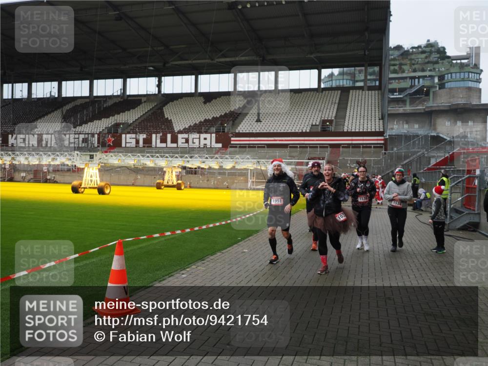07.12.2025 - St. Pauli X-Mass-Run No. 15 Fabian Wolf http://msf.ph/oto/9421754 07.12.2025 11:47:49 Ziel 121, 237, 245, 254, 1032, 1534, 1539, 1540, 1622, 1951, 2381, 2384, 2451, 2452, 2475, 2516, 3225, 3227, 4425, 4427 meine-sportfotos.de
