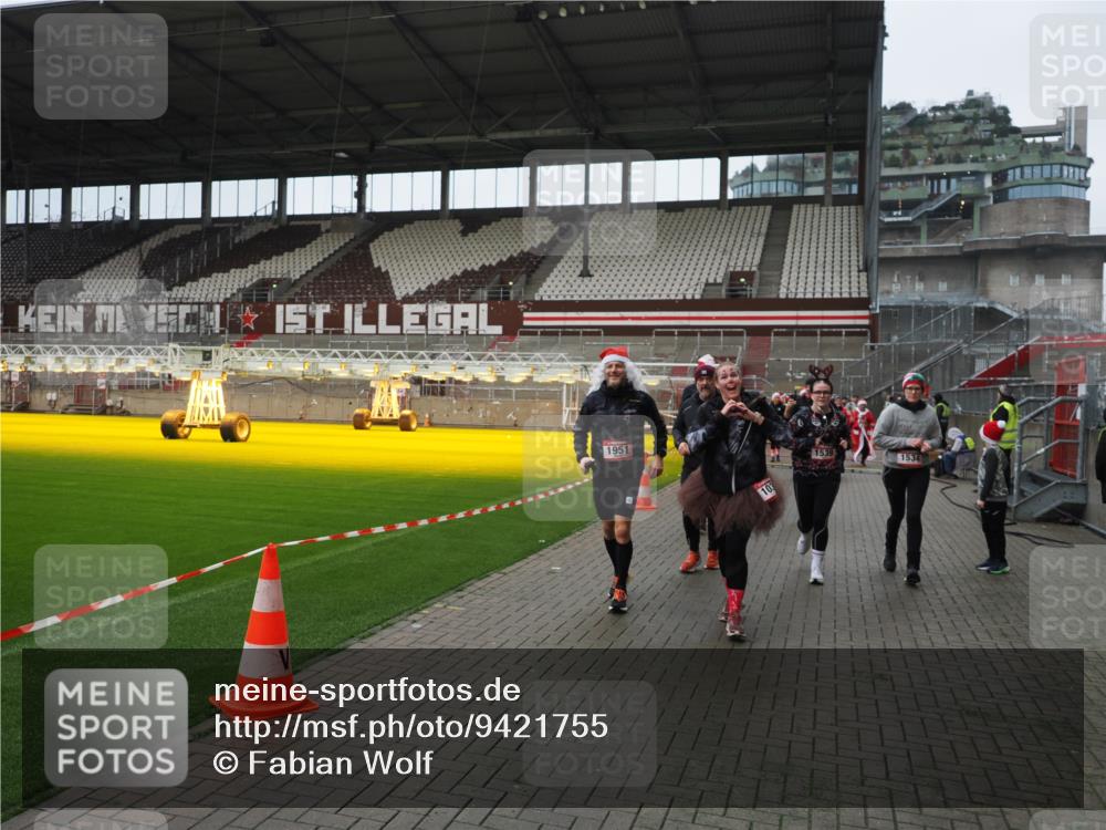 07.12.2025 - St. Pauli X-Mass-Run No. 15 Fabian Wolf http://msf.ph/oto/9421755 07.12.2025 11:47:49 Ziel 121, 237, 245, 254, 1032, 1534, 1539, 1540, 1622, 1951, 2381, 2384, 2451, 2452, 2475, 2516, 3225, 3227, 4425, 4427 meine-sportfotos.de