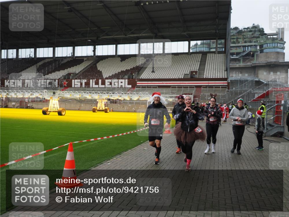 07.12.2025 - St. Pauli X-Mass-Run No. 15 Fabian Wolf http://msf.ph/oto/9421756 07.12.2025 11:47:50 Ziel 245, 1032, 1534, 1539, 1540, 1622, 1951, 2381, 2384, 2451, 2452, 2475, 2516, 3225, 3227, 3313, 4425, 4427 meine-sportfotos.de