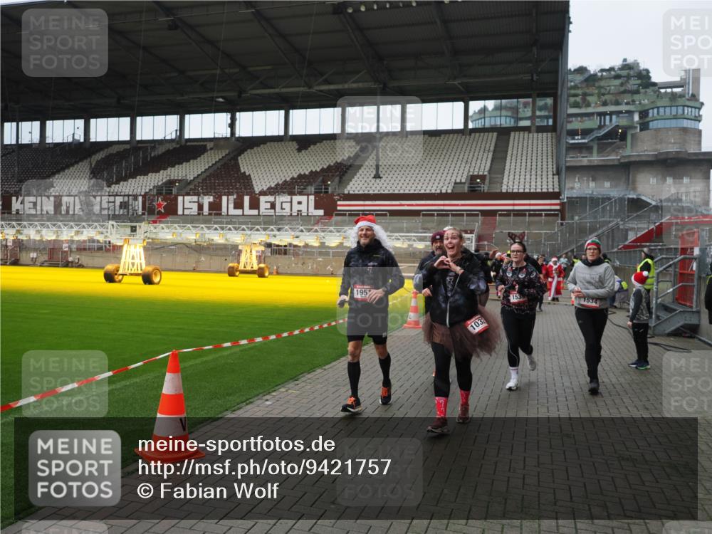 07.12.2025 - St. Pauli X-Mass-Run No. 15 Fabian Wolf http://msf.ph/oto/9421757 07.12.2025 11:47:50 Ziel 245, 1032, 1534, 1539, 1540, 1622, 1951, 2381, 2384, 2451, 2452, 2475, 2516, 3225, 3227, 3313, 4425, 4427 meine-sportfotos.de