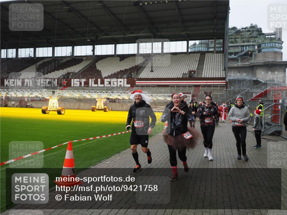 07.12.2025 - St. Pauli X-Mass-Run No. 15 Fabian Wolf http://msf.ph/oto/9421758 07.12.2025 11:47:50 Ziel 245, 1032, 1534, 1539, 1540, 1622, 1951, 2381, 2384, 2451, 2452, 2475, 2516, 3225, 3227, 3313, 4425, 4427 meine-sportfotos.de