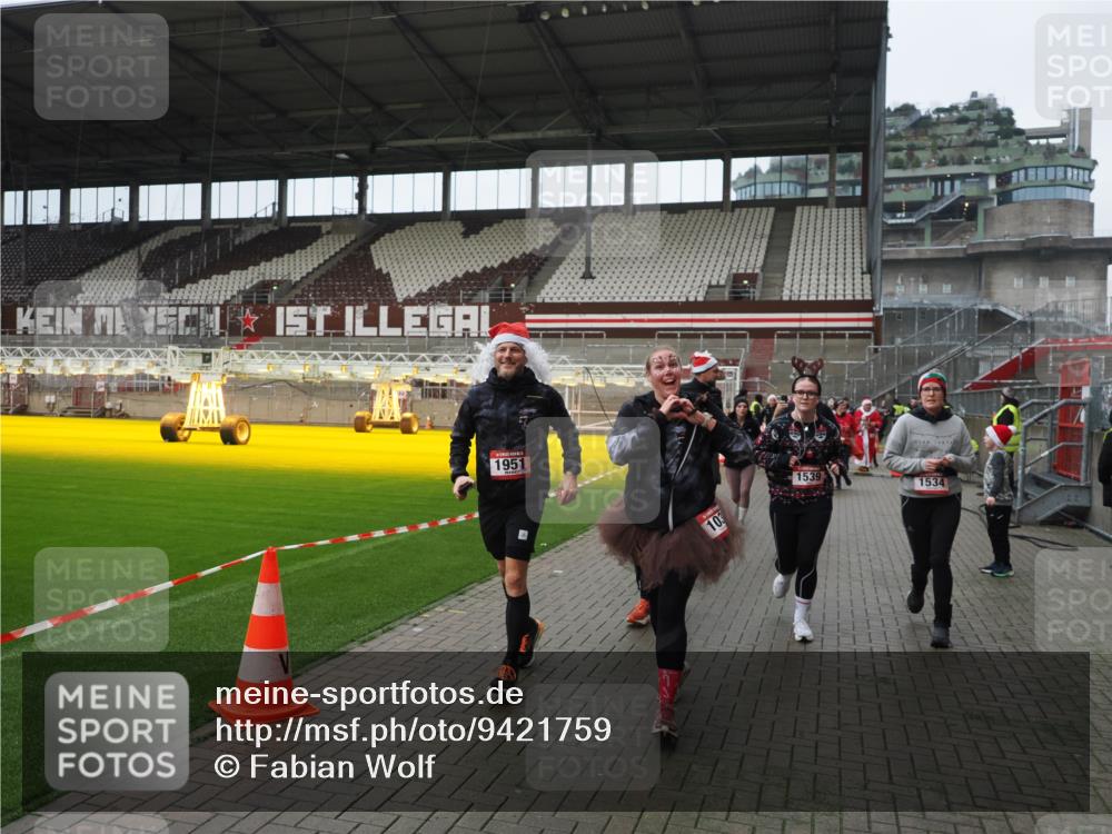 07.12.2025 - St. Pauli X-Mass-Run No. 15 Fabian Wolf http://msf.ph/oto/9421759 07.12.2025 11:47:50 Ziel 245, 1032, 1534, 1539, 1540, 1622, 1951, 2381, 2384, 2451, 2452, 2475, 2516, 3225, 3227, 3313, 4425, 4427 meine-sportfotos.de