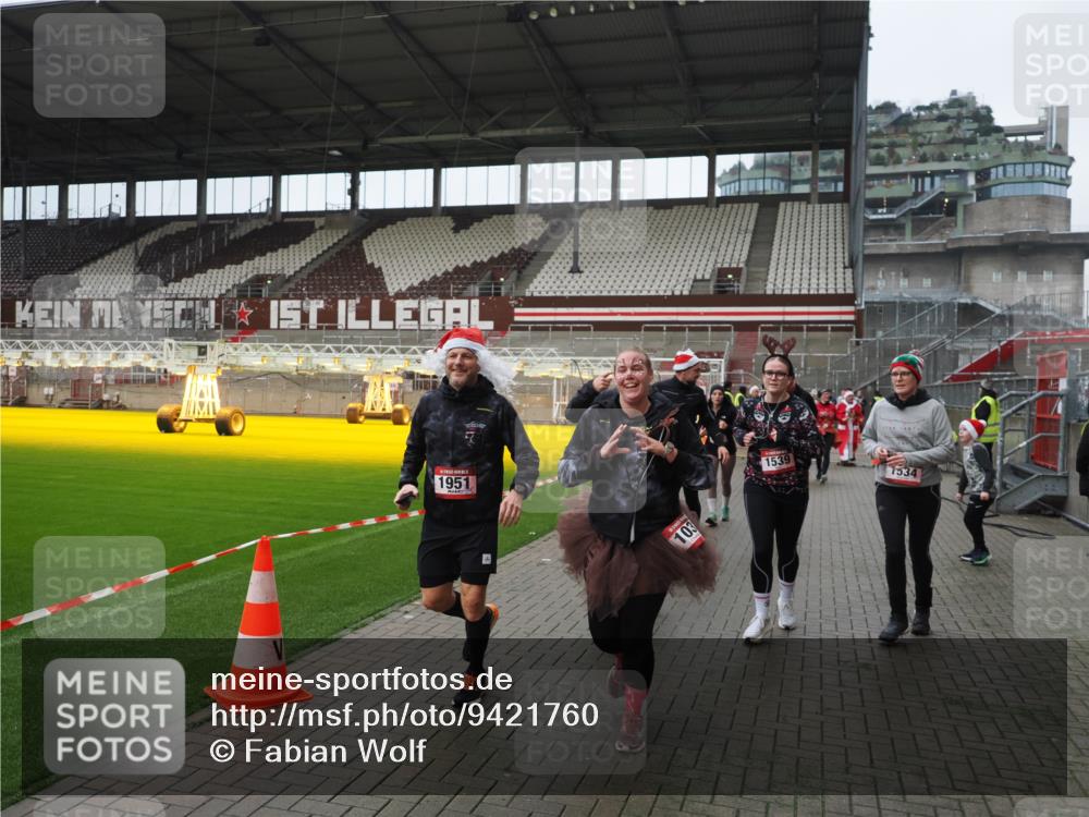 07.12.2025 - St. Pauli X-Mass-Run No. 15 Fabian Wolf http://msf.ph/oto/9421760 07.12.2025 11:47:50 Ziel 245, 1032, 1534, 1539, 1540, 1622, 1951, 2381, 2384, 2451, 2452, 2475, 2516, 3225, 3227, 3313, 4425, 4427 meine-sportfotos.de
