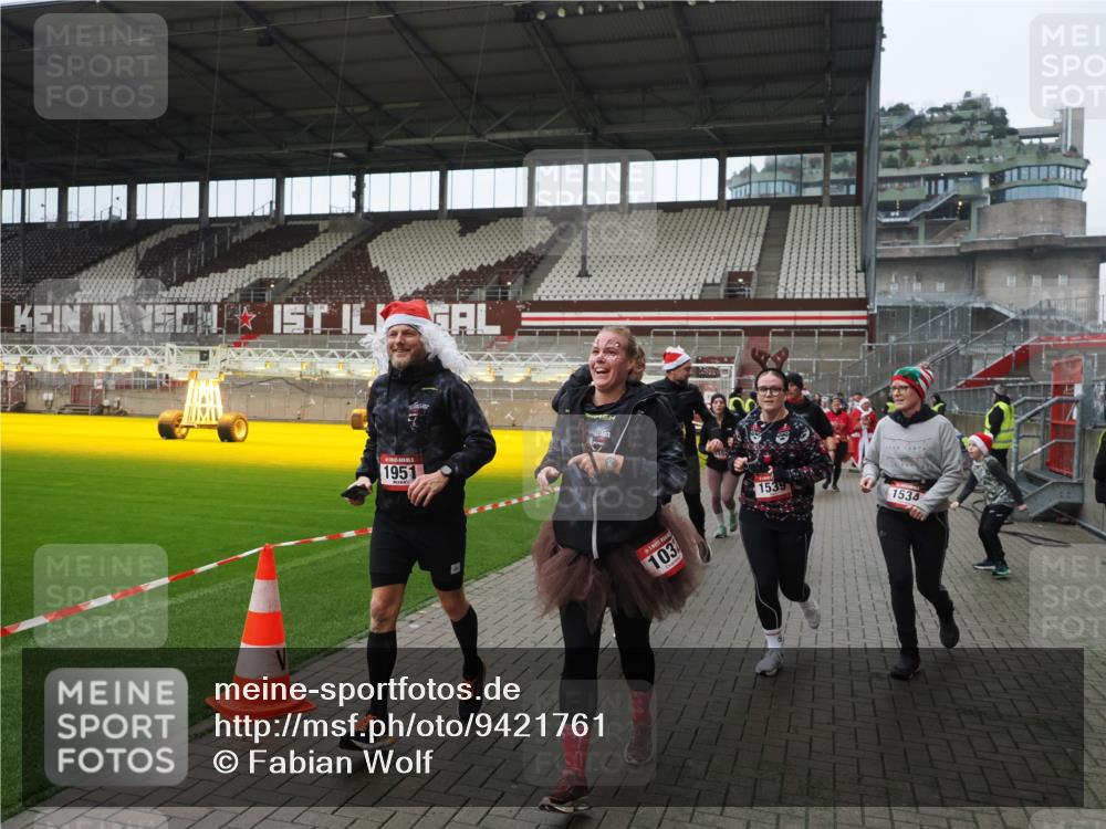 07.12.2025 - St. Pauli X-Mass-Run No. 15 Fabian Wolf http://msf.ph/oto/9421761 07.12.2025 11:47:51 Ziel 245, 1032, 1534, 1539, 1540, 1622, 1951, 2381, 2384, 2451, 2452, 2475, 2516, 3225, 3227, 3313, 4425, 4427 meine-sportfotos.de