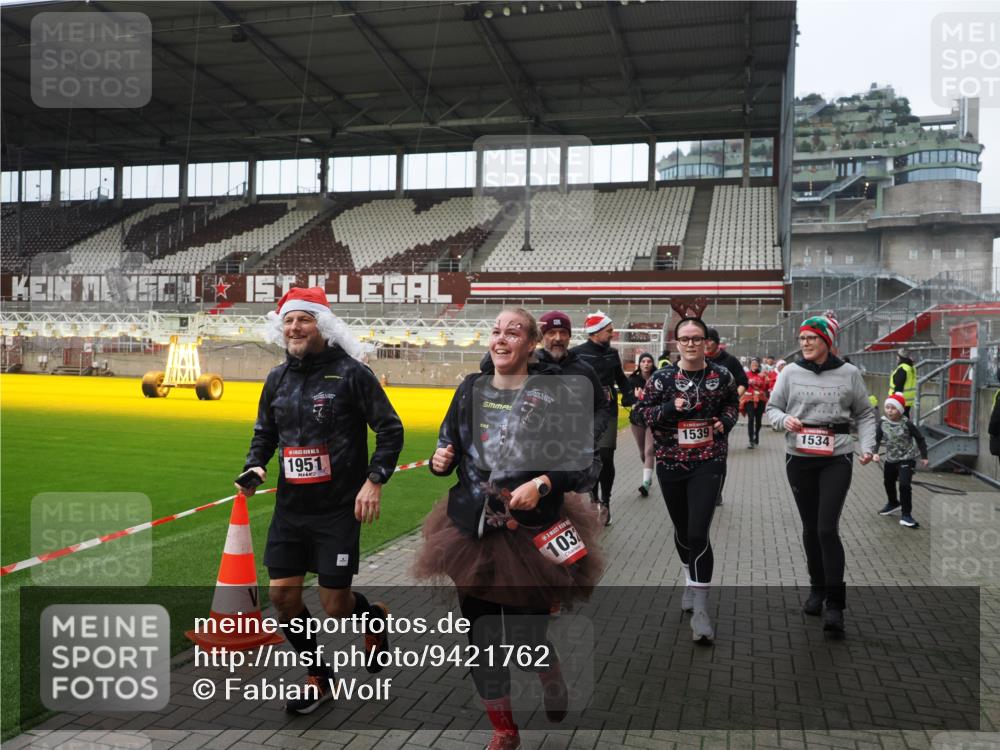 07.12.2025 - St. Pauli X-Mass-Run No. 15 Fabian Wolf http://msf.ph/oto/9421762 07.12.2025 11:47:51 Ziel 245, 1032, 1534, 1539, 1540, 1622, 1951, 2381, 2384, 2451, 2452, 2475, 2516, 3225, 3227, 3313, 4425, 4427 meine-sportfotos.de