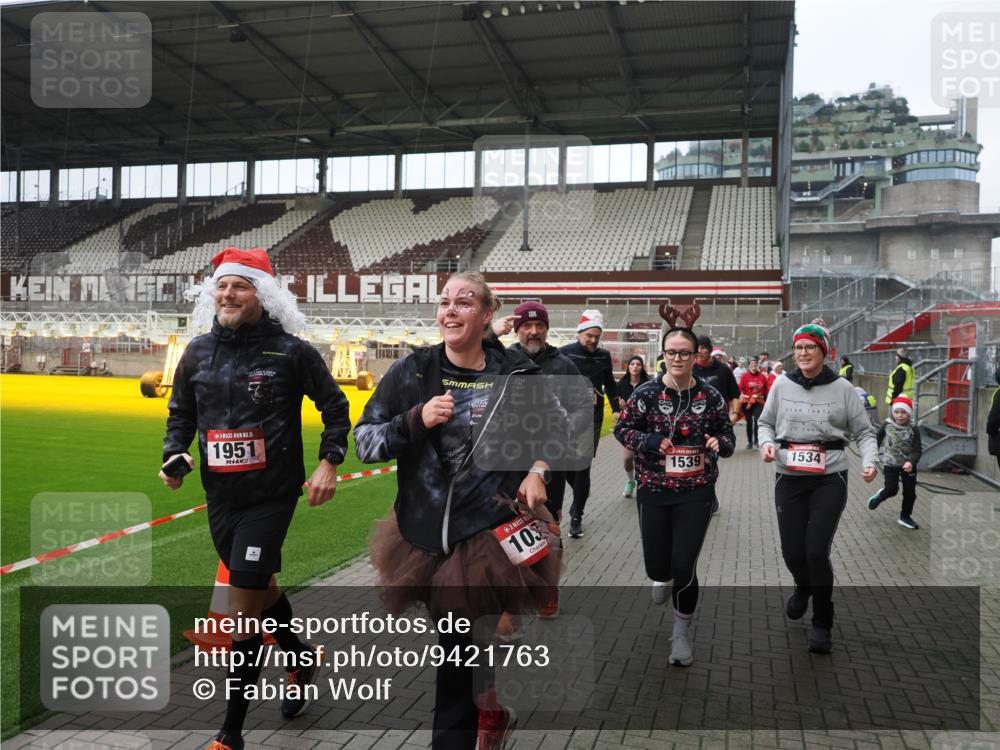 07.12.2025 - St. Pauli X-Mass-Run No. 15 Fabian Wolf http://msf.ph/oto/9421763 07.12.2025 11:47:51 Ziel 245, 1032, 1534, 1539, 1540, 1622, 1951, 2381, 2384, 2451, 2452, 2475, 2516, 3225, 3227, 3313, 4425, 4427 meine-sportfotos.de