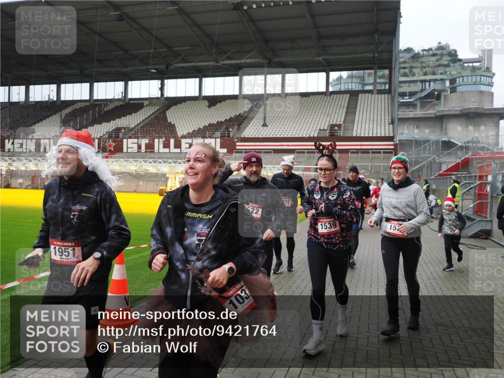 07.12.2025 - St. Pauli X-Mass-Run No. 15 Fabian Wolf http://msf.ph/oto/9421764 07.12.2025 11:47:51 Ziel 245, 1032, 1534, 1539, 1540, 1622, 1951, 2381, 2384, 2451, 2452, 2475, 2516, 3225, 3227, 3313, 4425, 4427 meine-sportfotos.de