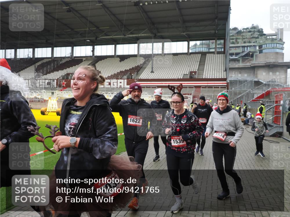 07.12.2025 - St. Pauli X-Mass-Run No. 15 Fabian Wolf http://msf.ph/oto/9421765 07.12.2025 11:47:51 Ziel 245, 1032, 1534, 1539, 1540, 1622, 1951, 2381, 2384, 2451, 2452, 2475, 2516, 3225, 3227, 3313, 4425, 4427 meine-sportfotos.de