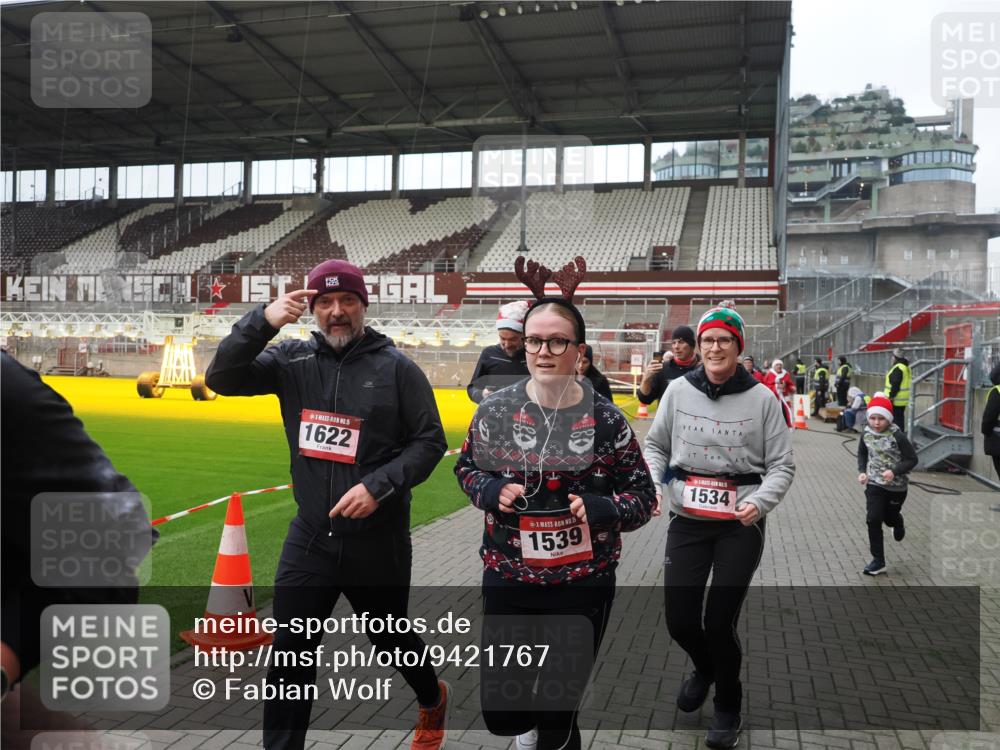 07.12.2025 - St. Pauli X-Mass-Run No. 15 Fabian Wolf http://msf.ph/oto/9421767 07.12.2025 11:47:52 Ziel 1032, 1534, 1539, 1622, 1951, 2381, 2384, 2451, 2452, 2475, 2516, 2842, 3225, 3227, 3313, 4425, 4427 meine-sportfotos.de
