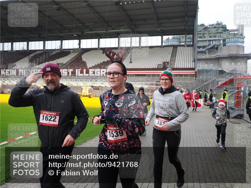 07.12.2025 - St. Pauli X-Mass-Run No. 15 Fabian Wolf http://msf.ph/oto/9421768 07.12.2025 11:47:52 Ziel 1032, 1534, 1539, 1622, 1951, 2381, 2384, 2451, 2452, 2475, 2516, 2842, 3225, 3227, 3313, 4425, 4427 meine-sportfotos.de