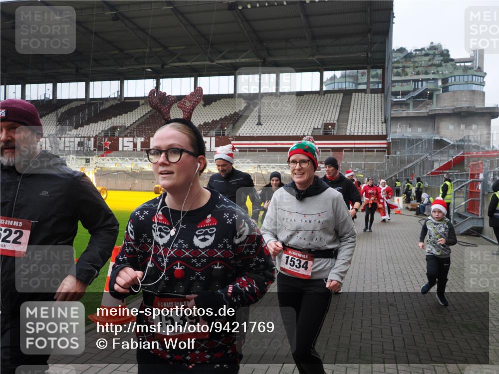 07.12.2025 - St. Pauli X-Mass-Run No. 15 Fabian Wolf http://msf.ph/oto/9421769 07.12.2025 11:47:52 Ziel 1032, 1534, 1539, 1622, 1951, 2381, 2384, 2451, 2452, 2475, 2516, 2842, 3225, 3227, 3313, 4425, 4427 meine-sportfotos.de