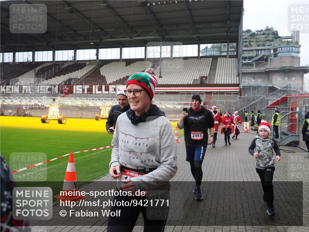 07.12.2025 - St. Pauli X-Mass-Run No. 15 Fabian Wolf http://msf.ph/oto/9421771 07.12.2025 11:47:53 Ziel 1032, 1471, 1474, 1534, 1539, 1597, 1622, 1951, 2381, 2384, 2451, 2452, 2475, 2516, 2842, 3225, 3227, 3312, 3313, 4425, 4427 meine-sportfotos.de