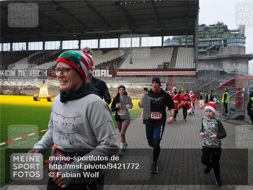 07.12.2025 - St. Pauli X-Mass-Run No. 15 Fabian Wolf http://msf.ph/oto/9421772 07.12.2025 11:47:53 Ziel 1032, 1471, 1474, 1534, 1539, 1597, 1622, 1951, 2381, 2384, 2451, 2452, 2475, 2516, 2842, 3225, 3227, 3312, 3313, 4425, 4427 meine-sportfotos.de