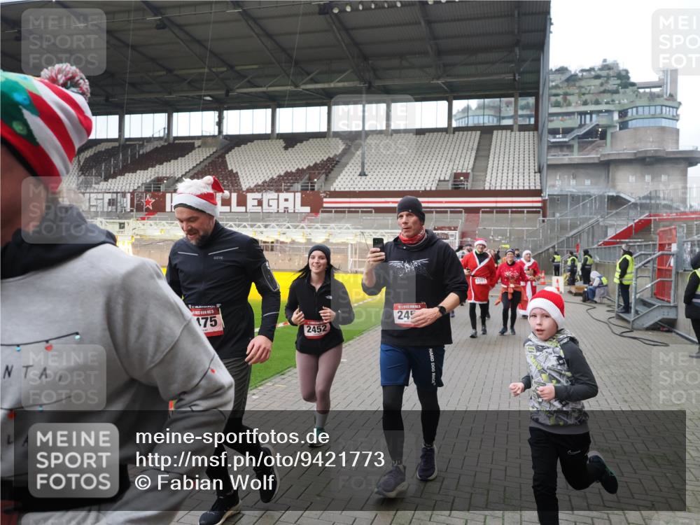 07.12.2025 - St. Pauli X-Mass-Run No. 15 Fabian Wolf http://msf.ph/oto/9421773 07.12.2025 11:47:53 Ziel 1032, 1471, 1474, 1534, 1539, 1597, 1622, 1951, 2381, 2384, 2451, 2452, 2475, 2516, 2842, 3225, 3227, 3312, 3313, 4425, 4427 meine-sportfotos.de