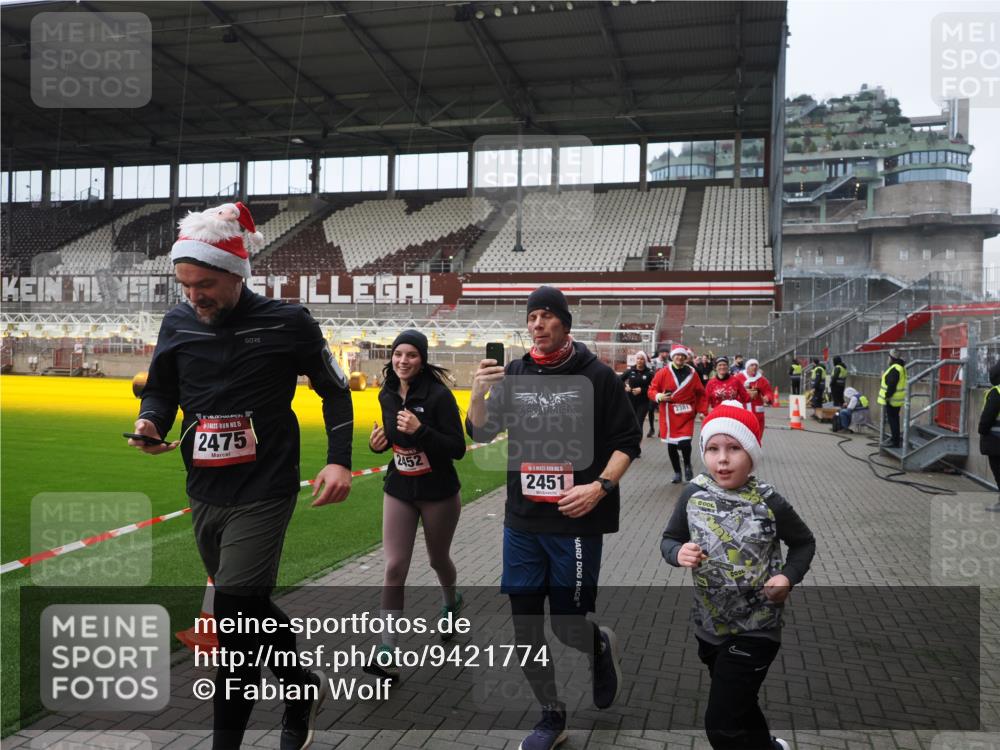 07.12.2025 - St. Pauli X-Mass-Run No. 15 Fabian Wolf http://msf.ph/oto/9421774 07.12.2025 11:47:53 Ziel 1032, 1471, 1474, 1534, 1539, 1597, 1622, 1951, 2381, 2384, 2451, 2452, 2475, 2516, 2842, 3225, 3227, 3312, 3313, 4425, 4427 meine-sportfotos.de