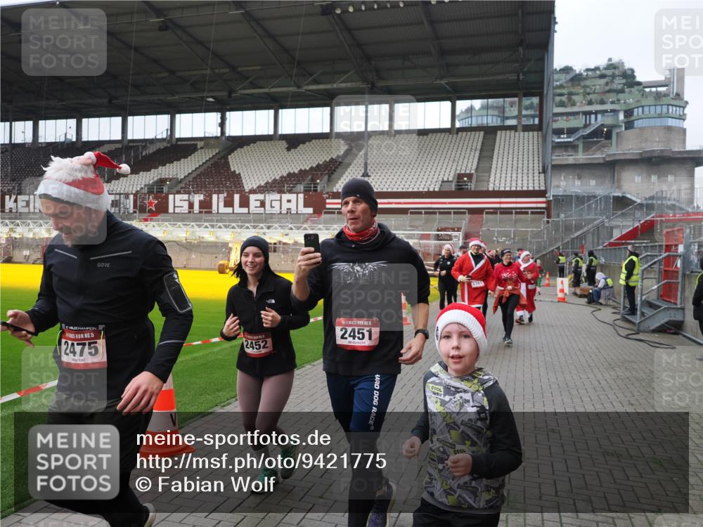 07.12.2025 - St. Pauli X-Mass-Run No. 15 Fabian Wolf http://msf.ph/oto/9421775 07.12.2025 11:47:54 Ziel 1032, 1471, 1474, 1534, 1539, 1597, 1622, 1951, 2381, 2384, 2451, 2452, 2475, 2516, 2842, 3225, 3227, 3312, 3313, 4425, 4427 meine-sportfotos.de