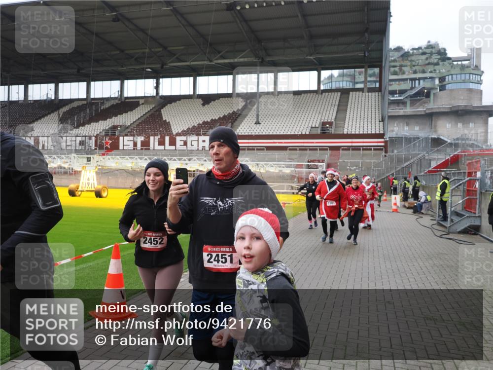 07.12.2025 - St. Pauli X-Mass-Run No. 15 Fabian Wolf http://msf.ph/oto/9421776 07.12.2025 11:47:54 Ziel 1032, 1471, 1474, 1534, 1539, 1597, 1622, 1951, 2381, 2384, 2451, 2452, 2475, 2516, 2842, 3225, 3227, 3312, 3313, 4425, 4427 meine-sportfotos.de