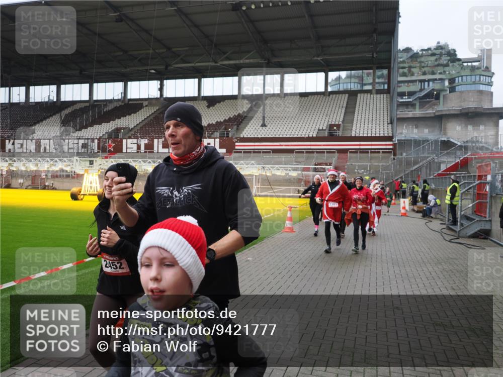 07.12.2025 - St. Pauli X-Mass-Run No. 15 Fabian Wolf http://msf.ph/oto/9421777 07.12.2025 11:47:54 Ziel 1032, 1471, 1474, 1534, 1539, 1597, 1622, 1951, 2381, 2384, 2451, 2452, 2475, 2516, 2842, 3225, 3227, 3312, 3313, 4425, 4427 meine-sportfotos.de