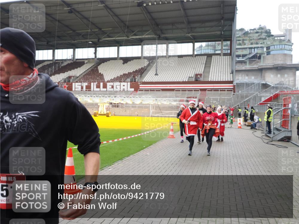 07.12.2025 - St. Pauli X-Mass-Run No. 15 Fabian Wolf http://msf.ph/oto/9421779 07.12.2025 11:47:54 Ziel 1032, 1471, 1474, 1534, 1539, 1597, 1622, 1951, 2381, 2384, 2451, 2452, 2475, 2516, 2842, 3225, 3227, 3312, 3313, 4425, 4427 meine-sportfotos.de