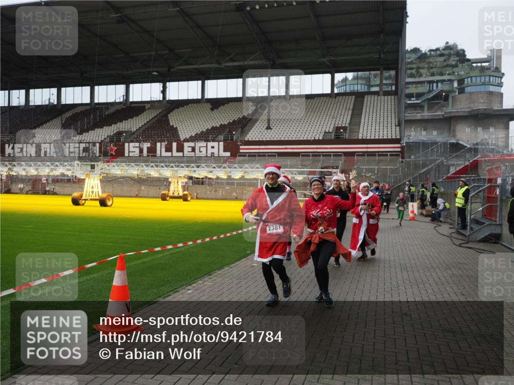 07.12.2025 - St. Pauli X-Mass-Run No. 15 Fabian Wolf http://msf.ph/oto/9421784 07.12.2025 11:47:56 Ziel 724, 796, 1032, 1471, 1474, 1534, 1539, 1597, 1622, 1951, 2381, 2384, 2451, 2452, 2475, 2516, 2842, 3225, 3227, 3312, 3313, 4425, 4427 meine-sportfotos.de