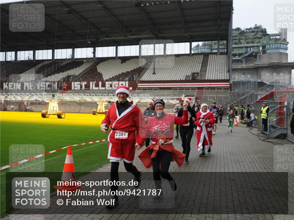 07.12.2025 - St. Pauli X-Mass-Run No. 15 Fabian Wolf http://msf.ph/oto/9421787 07.12.2025 11:47:56 Ziel 724, 796, 1032, 1471, 1474, 1534, 1539, 1597, 1622, 1951, 2381, 2384, 2451, 2452, 2475, 2516, 2842, 3225, 3227, 3312, 3313, 4425, 4427 meine-sportfotos.de