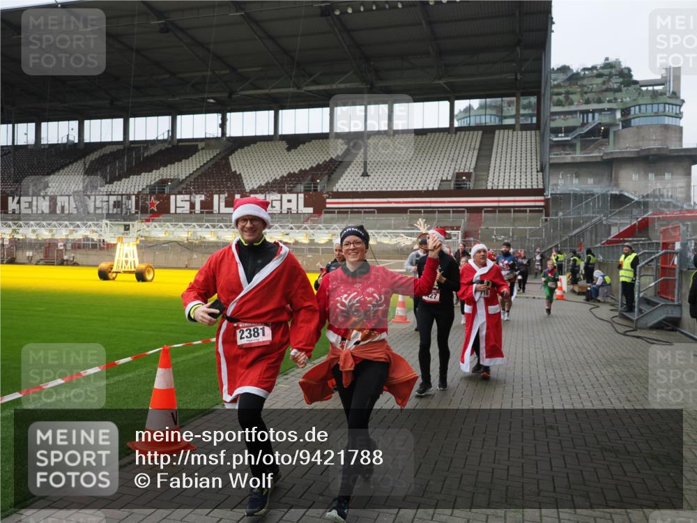 07.12.2025 - St. Pauli X-Mass-Run No. 15 Fabian Wolf http://msf.ph/oto/9421788 07.12.2025 11:47:56 Ziel 724, 796, 1032, 1471, 1474, 1534, 1539, 1597, 1622, 1951, 2381, 2384, 2451, 2452, 2475, 2516, 2842, 3225, 3227, 3312, 3313, 4425, 4427 meine-sportfotos.de