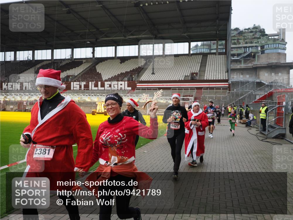 07.12.2025 - St. Pauli X-Mass-Run No. 15 Fabian Wolf http://msf.ph/oto/9421789 07.12.2025 11:47:57 Ziel 724, 796, 1032, 1471, 1474, 1534, 1539, 1597, 1622, 1951, 2381, 2384, 2451, 2452, 2475, 2516, 2842, 3225, 3227, 3312, 3313, 4425, 4427 meine-sportfotos.de